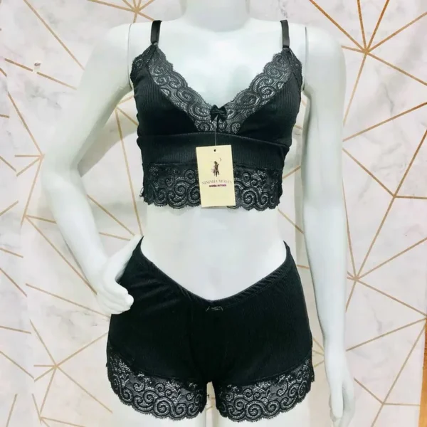 Prepare-se para se apaixonar por este conjunto de lingerie que une o conforto do canelado à delicadeza da renda e ao charme dos pequenos laços!